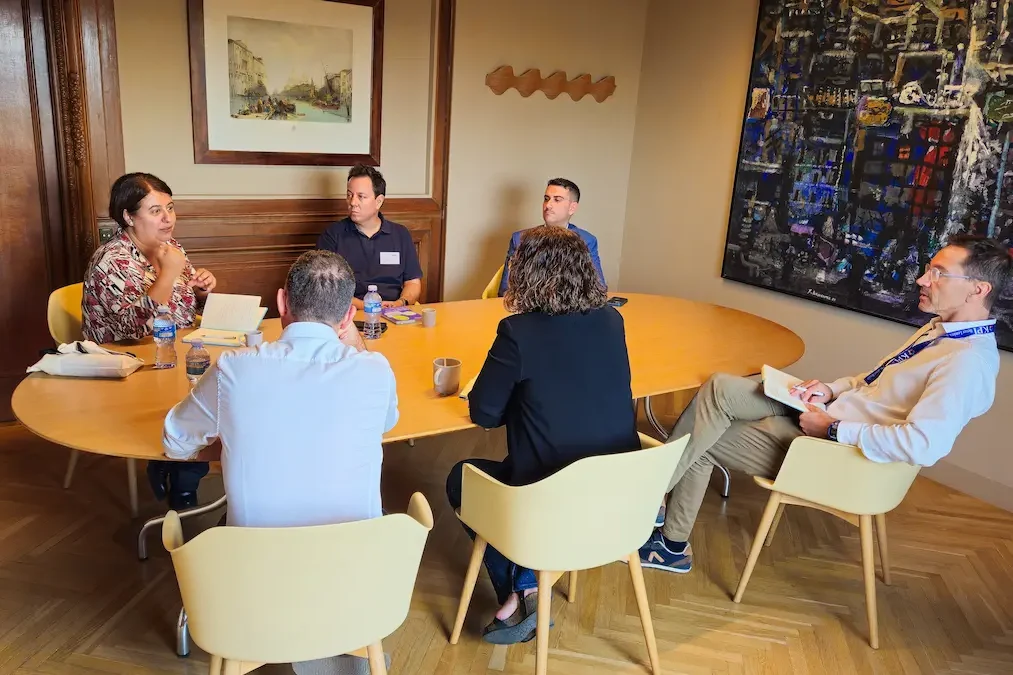 Asistentes al evento Desayunos de Altura de JORI& en Barcelona participando en una dinámica grupal sobre los valores que fortalecen la fidelización del talento y la confianza dentro de los equipos.