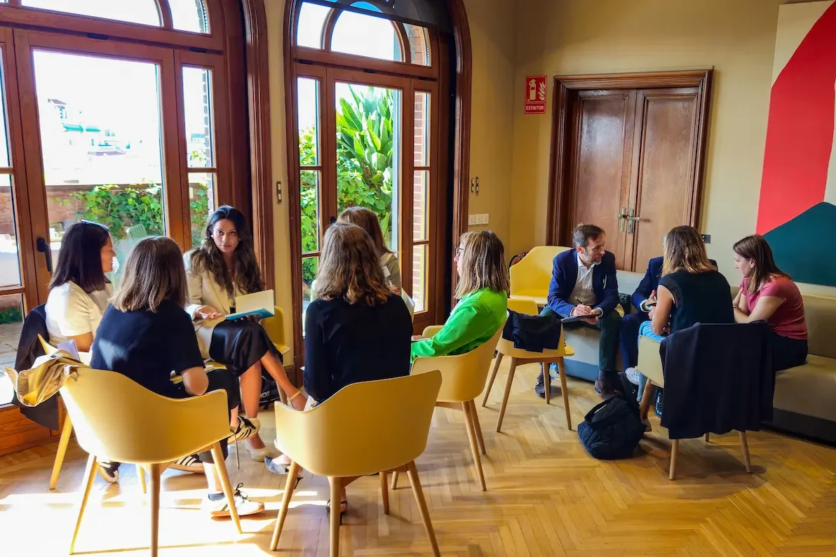 Participantes del evento Desayunos de Altura organizado por JORI& en Barcelona, trabajando en equipo durante la dinámica sobre los valores que impulsan la fidelización del talento y la seguridad psicológica en las organizaciones.