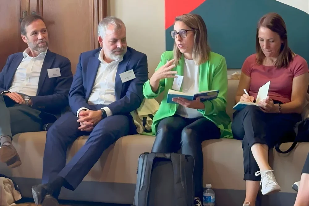 Momento de participación de una invitada en los Desayunos de Altura en Barcelona