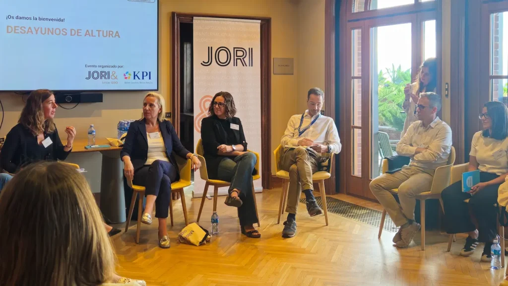 Ponentes del evento Desayunos de Altura organizado por JORI& en Barcelona: Aurea Benito de ISDIN, Patricia Iglesias de Techsoulogy, y Xavi Sáez de KPI, junto a la moderadora Maria Terré de JORI&.